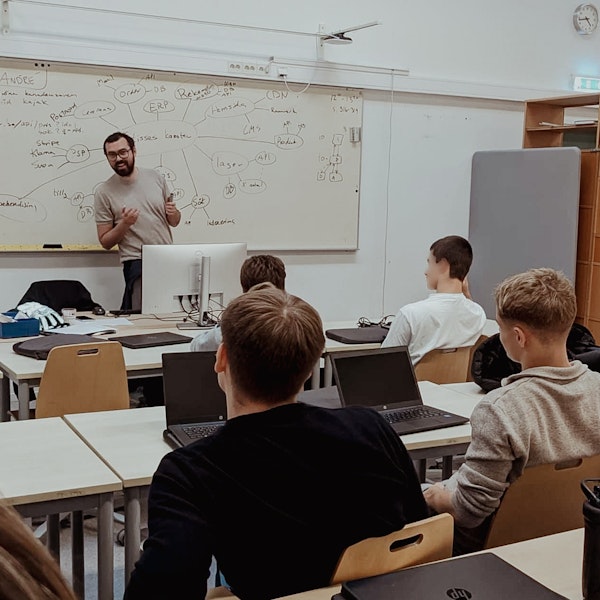 André föreläser för en klass