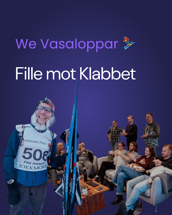 Bild på Filip med skidor samt kollor som sitter i soffan i bakgrunden