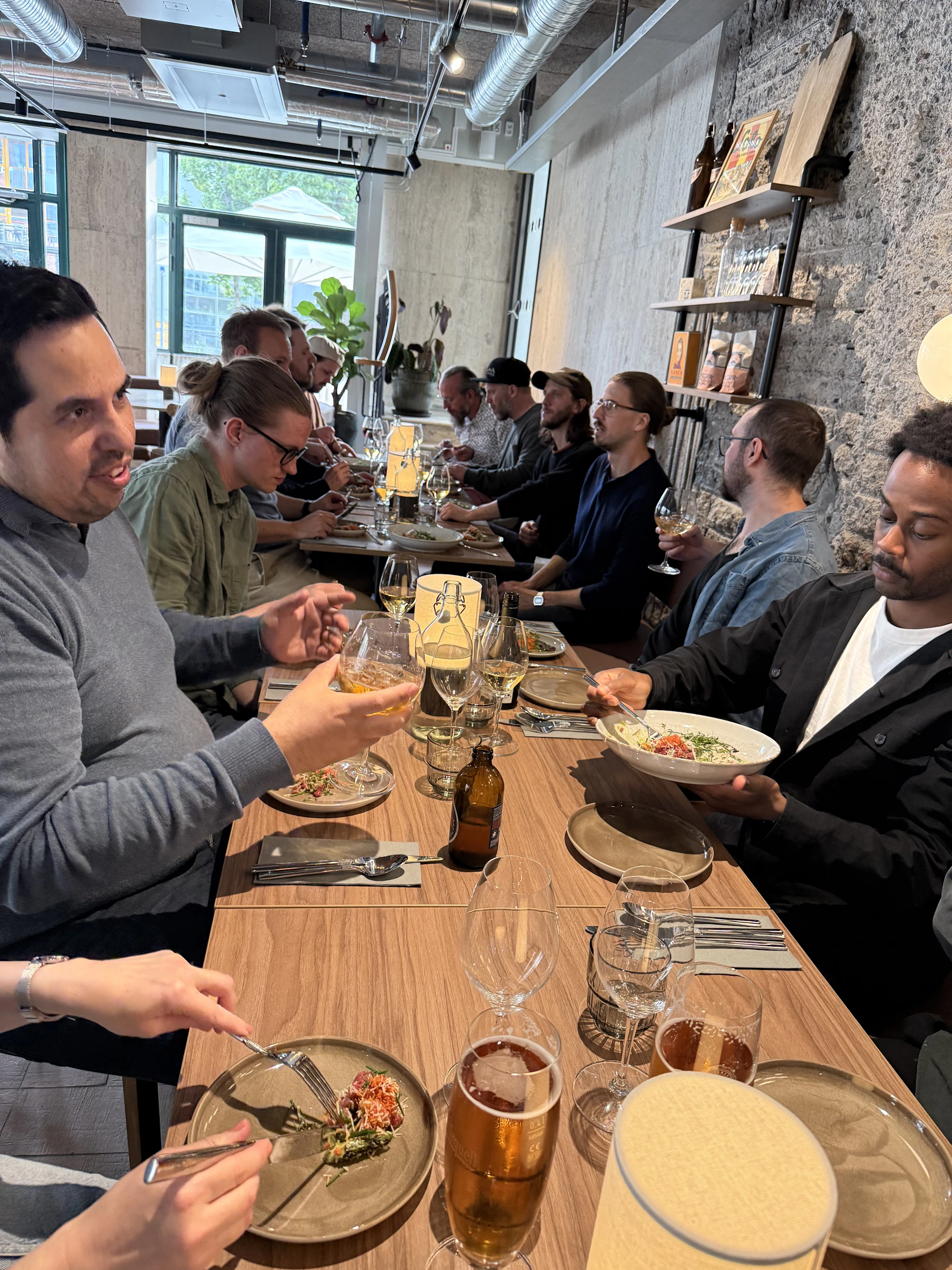 Kollegor äter middag