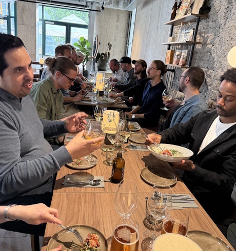 Kollegor äter middag