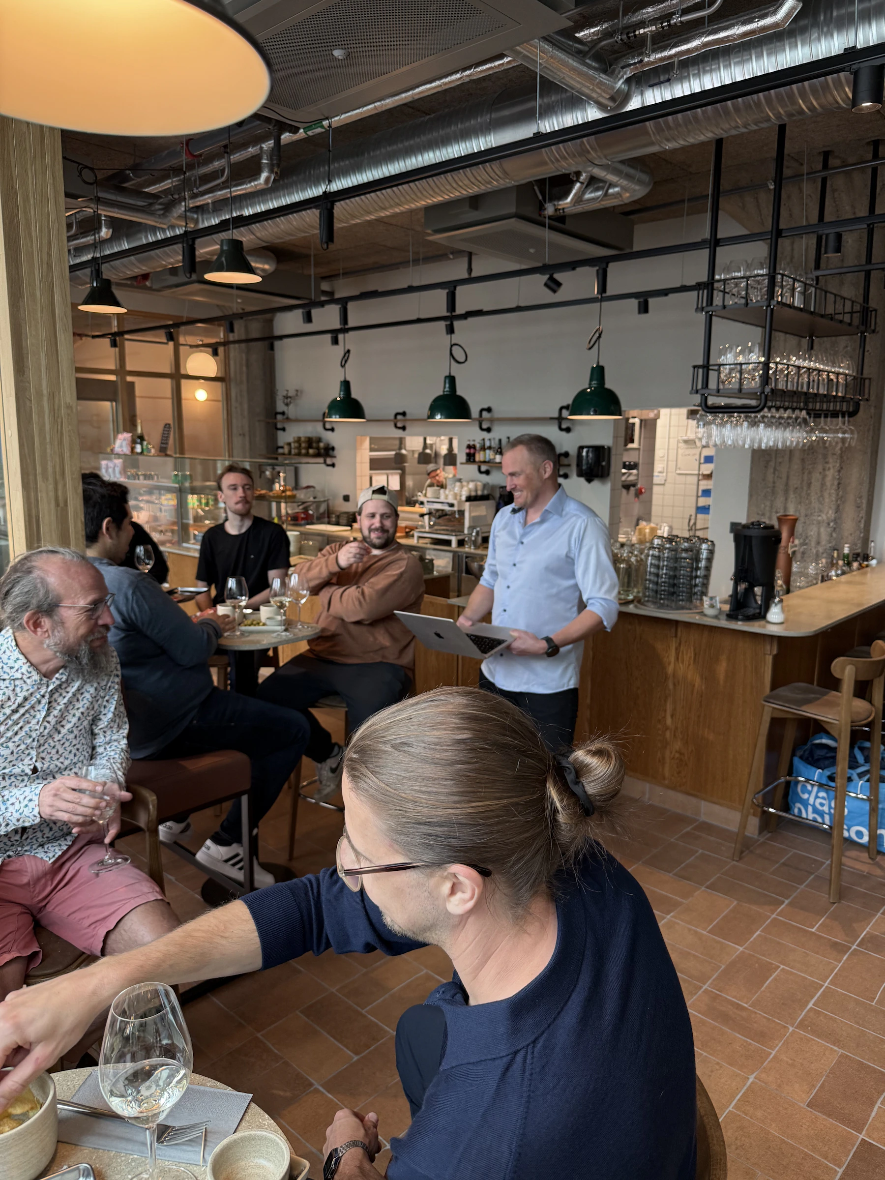 Kollega presenterar vinnaren av den stora älgvadringen