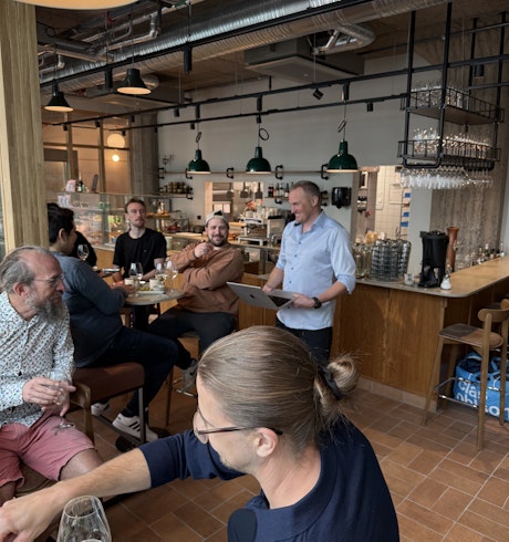 Kollega presenterar vinnaren av den stora älgvadringen