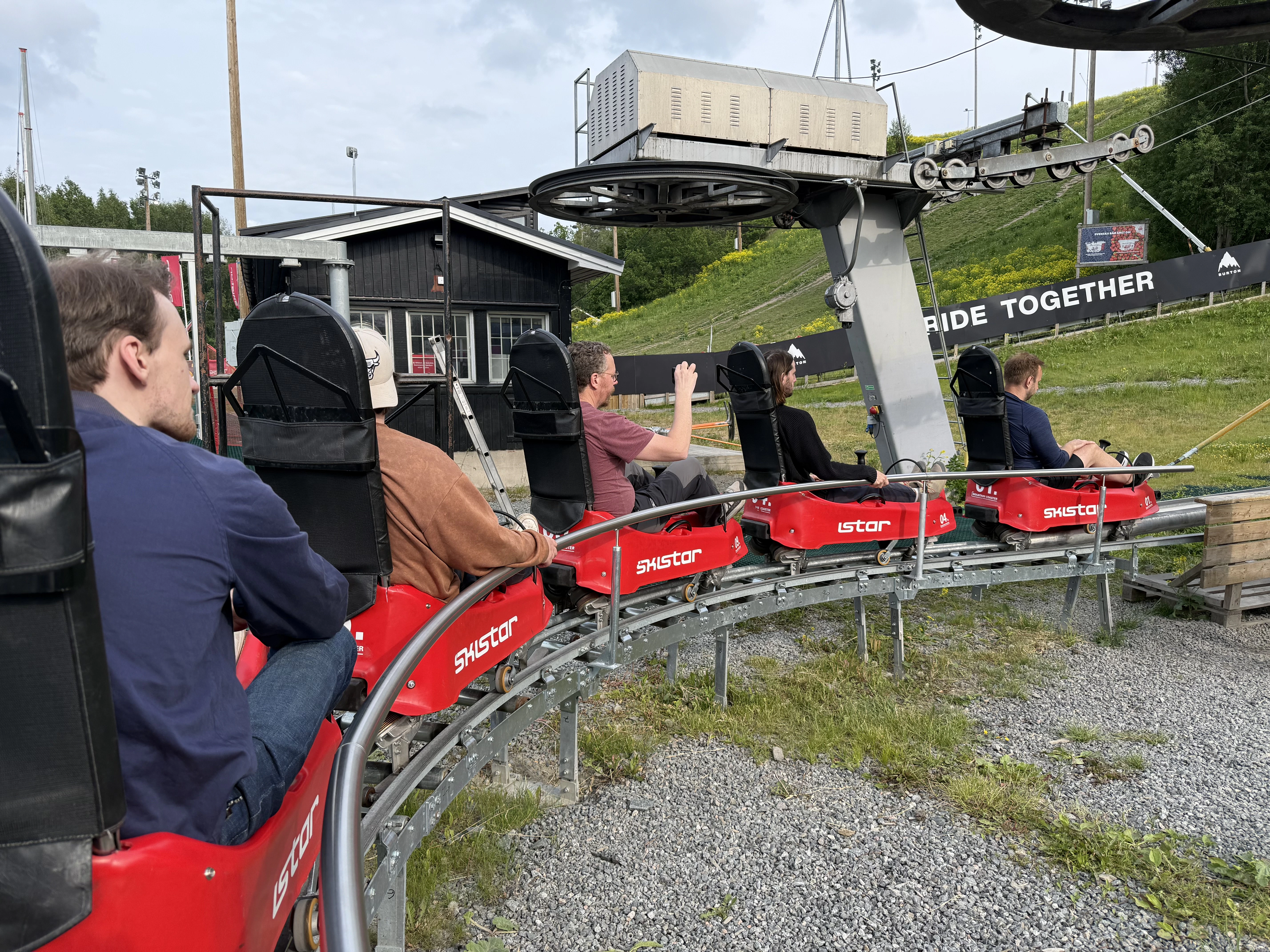 Kollegor tar liften upp i rodelbanan