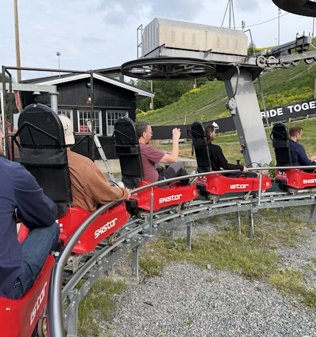 Kollegor tar liften upp i rodelbanan