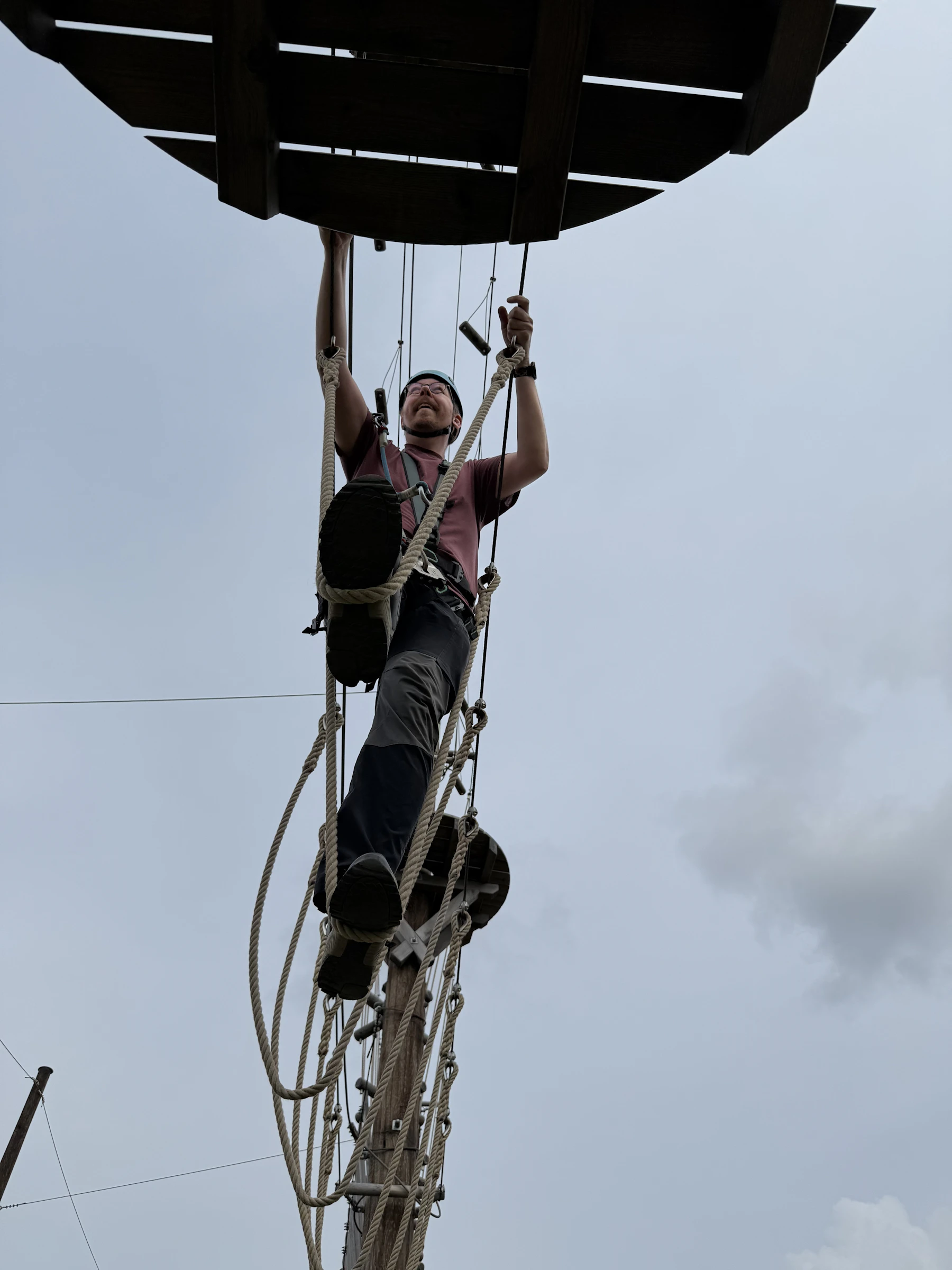 Kollega som klättrar i höghöjdsbana