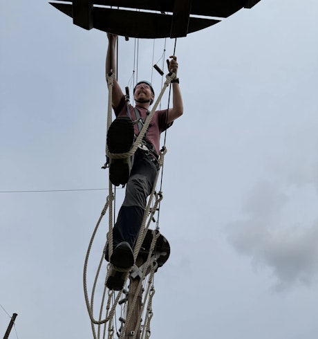 Kollega som klättrar i höghöjdsbana