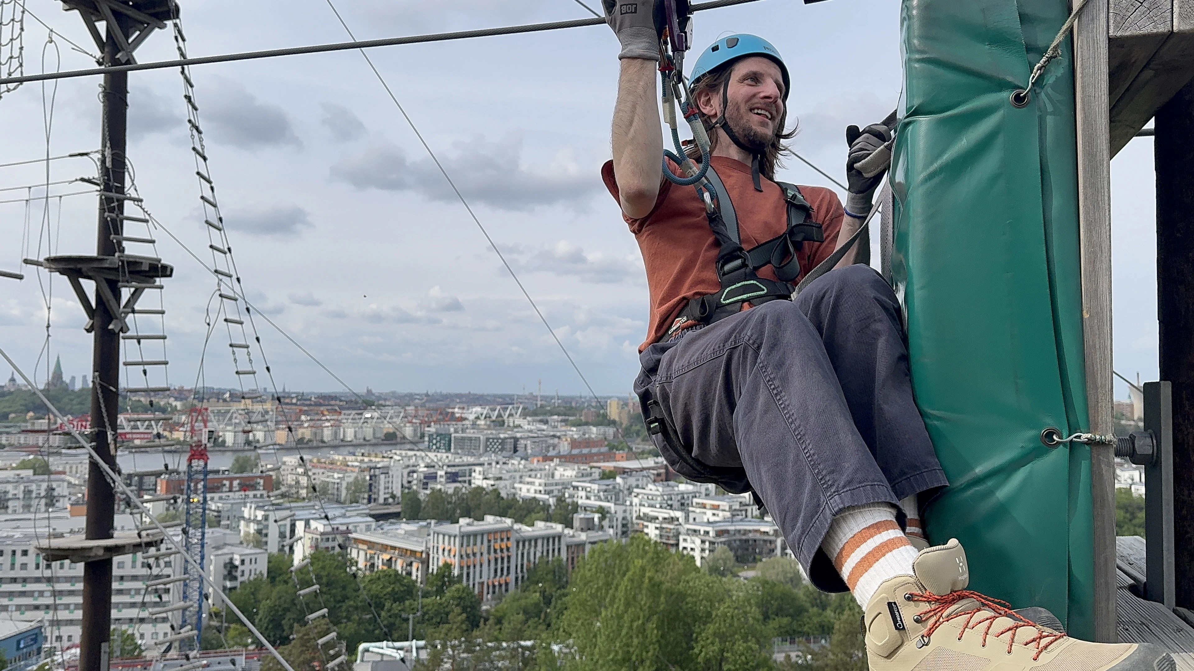 Kollega som klättrar i höghöjdsbana
