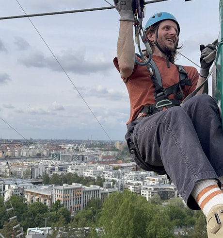 Kollega som klättrar i höghöjdsbana