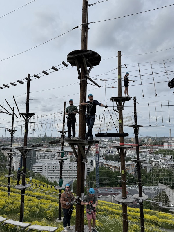 4 kollegor som står i en höghöjdsbana