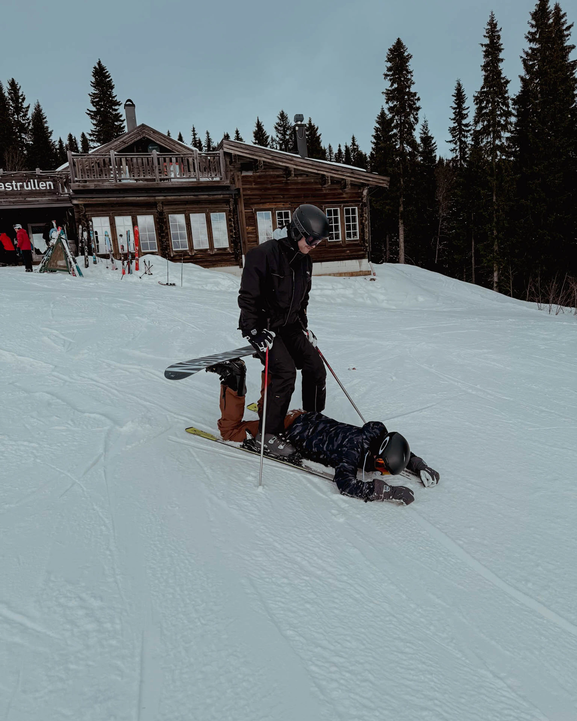 Ludvig och Christian försker sig på ett avancerat trick i backen.