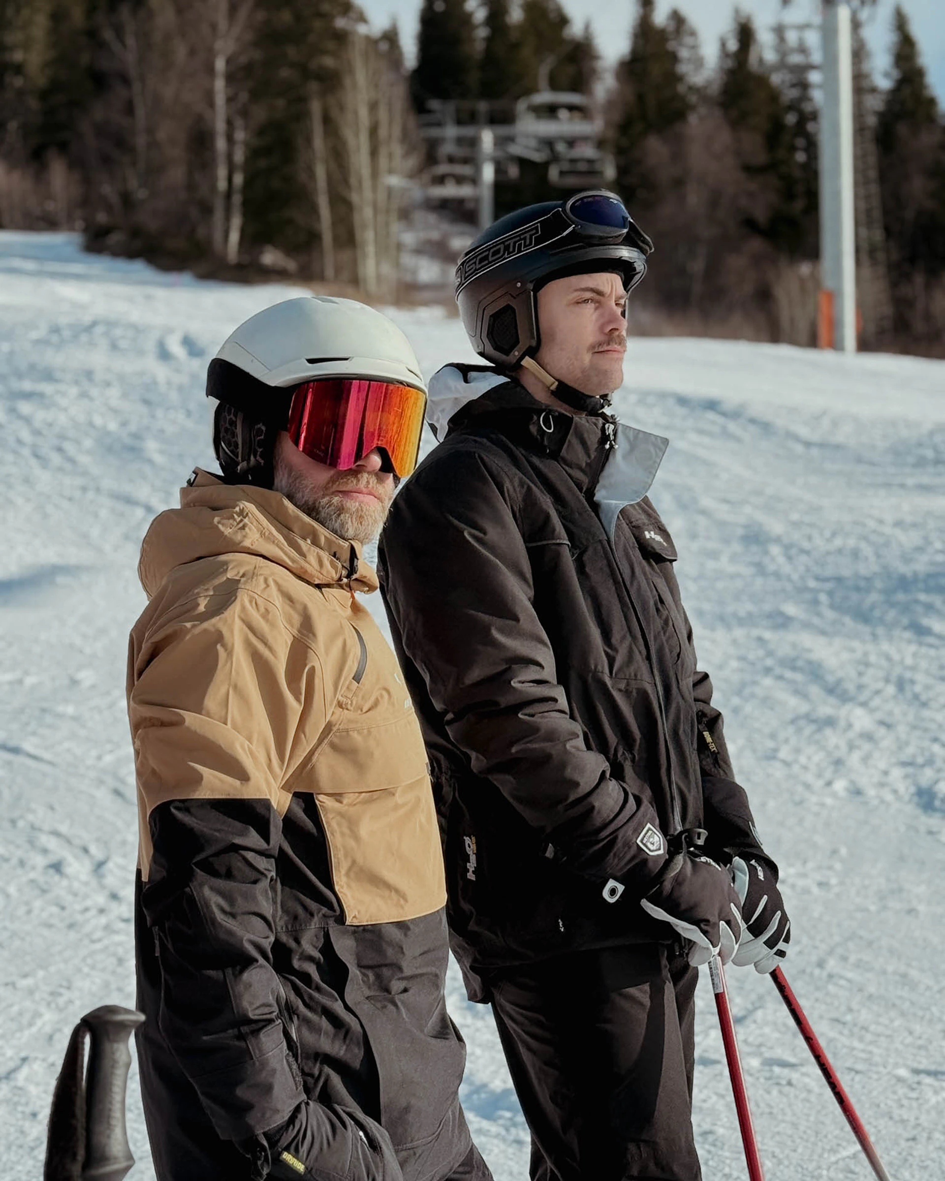 Ludvig och Fredrik solar sig i skidbacken
