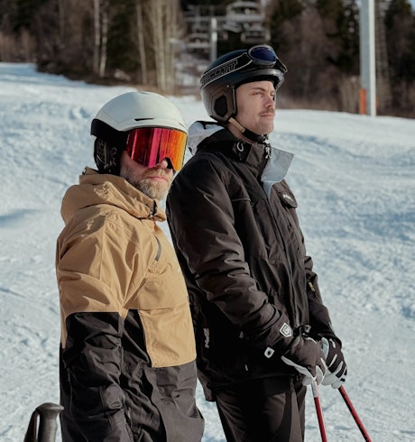 Ludvig och Fredrik solar sig i skidbacken