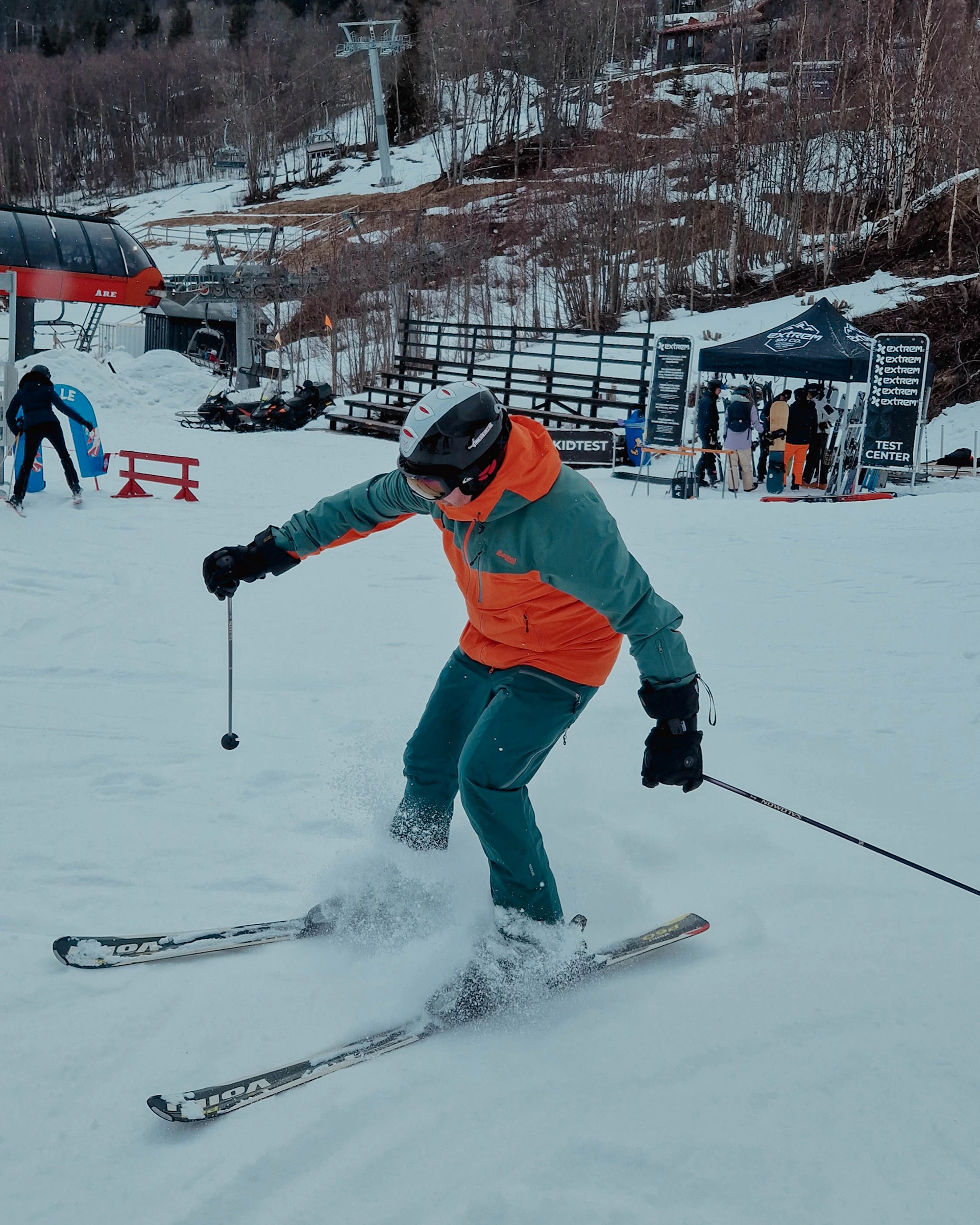 Erik gör en snygg sväng i backen