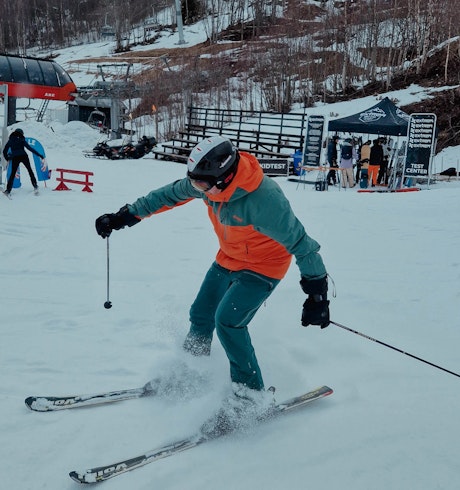 Erik gör en snygg sväng i backen
