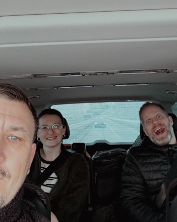 Selfie på kollegor i bilen på väg till Åre