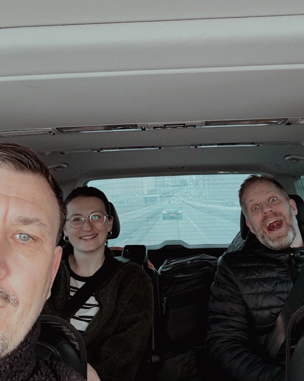 Selfie på kollegor i bilen på väg till Åre
