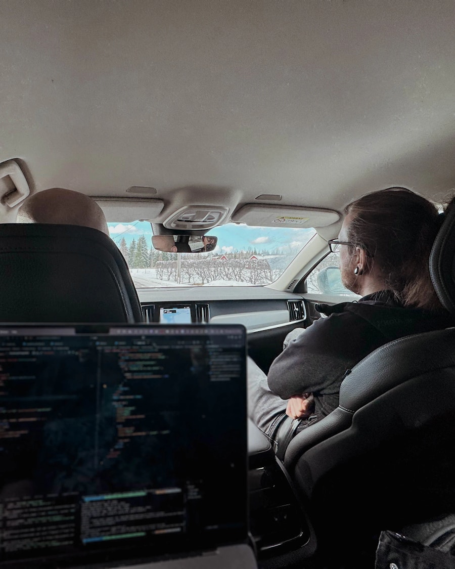 Kollegor sitter i en bil på väg till Åre