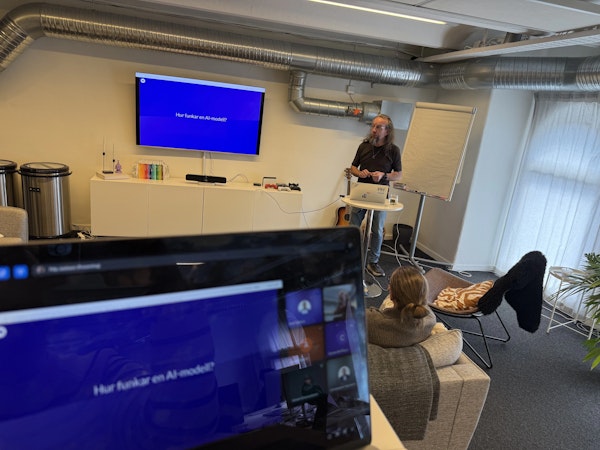 Bild på när Filip presenterar