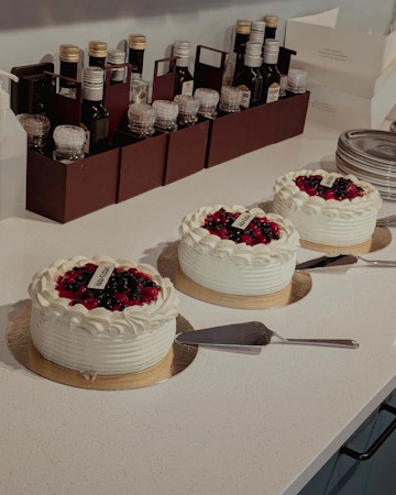 Tårtor uppradade på en diskbänk