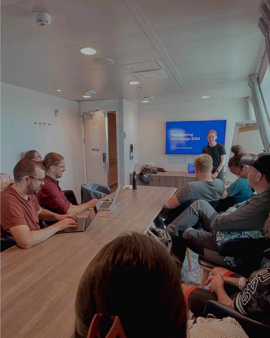 Bild på kollegor vid konferensbord