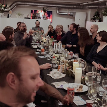 We ahead med närstående sitter och äter och skrattar