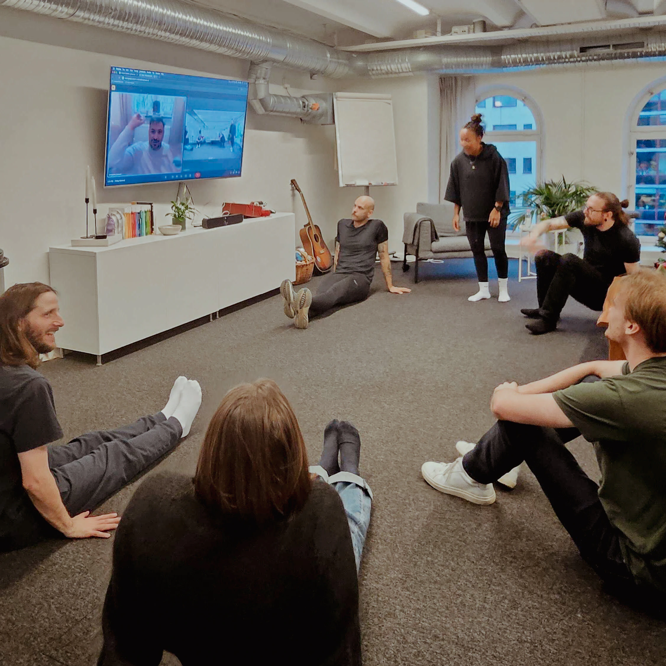 Alla sitter i en cirkel, redo för att träna