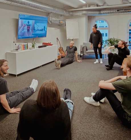 Alla sitter i en cirkel, redo för att träna