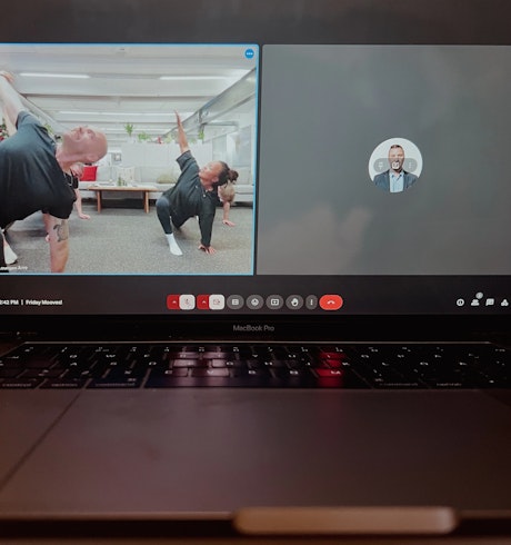 En skärm där Friday moves finns tillgängligt digitalt