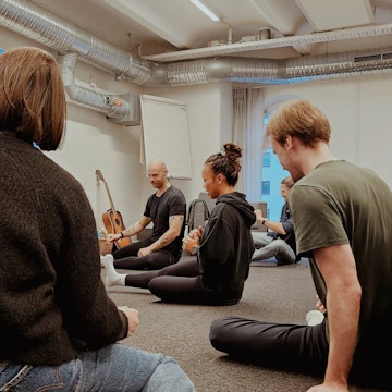 We ahead tränar på golvet