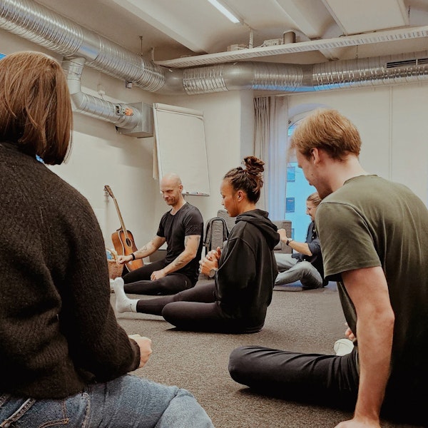 We ahead tränar på golvet