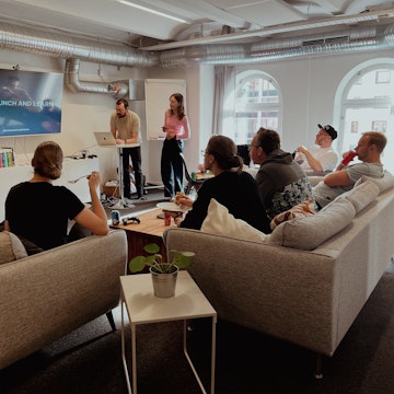 Kollegorna Nelly och André persenterar för företaget