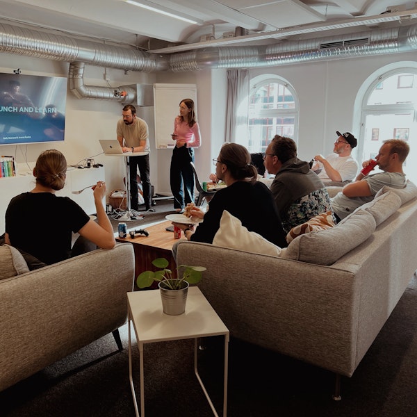 Kollegorna Nelly och André persenterar för företaget