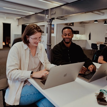 Chuma och Christel som kodar och ler