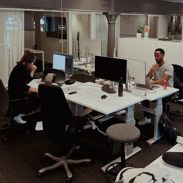 Två som arbetar vid varsit skrivbord, fokuserat