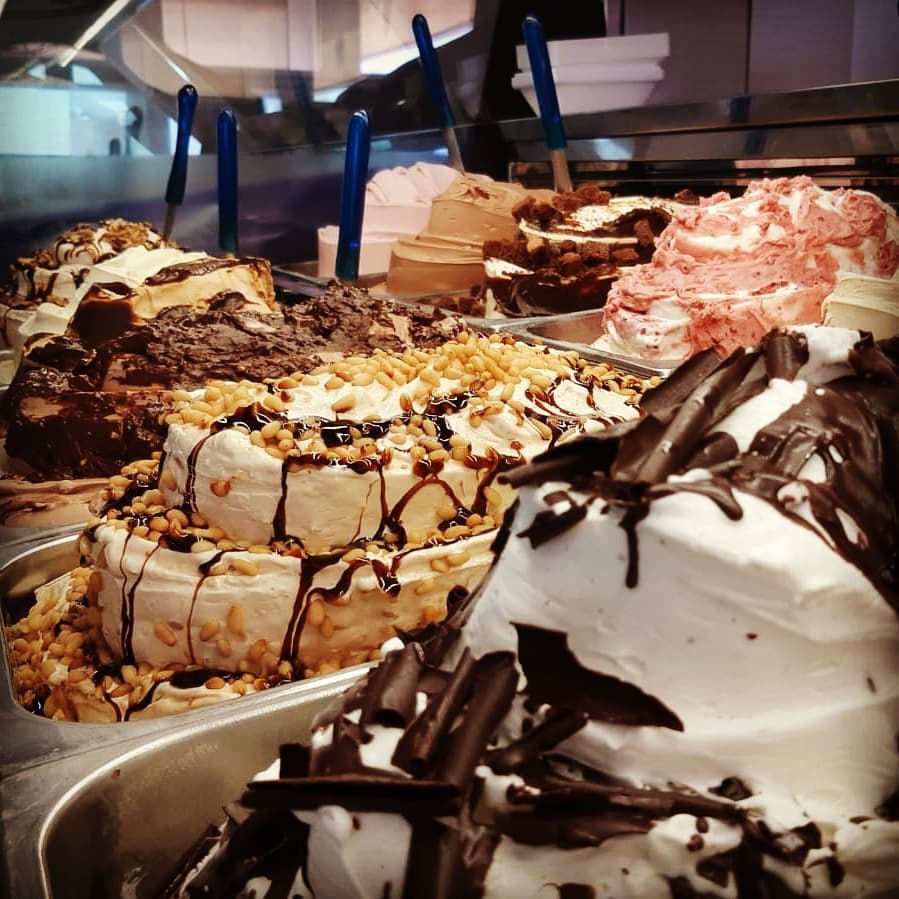 Helados artesanales en una vitrina