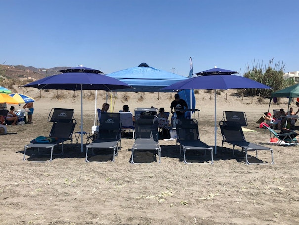 conjunto de hamacas, sombrillas y carpa en la playa
