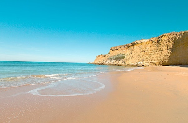 Imagen de la playa Fuente del Gallo sin bañistas. Buen clima, transmite calma.