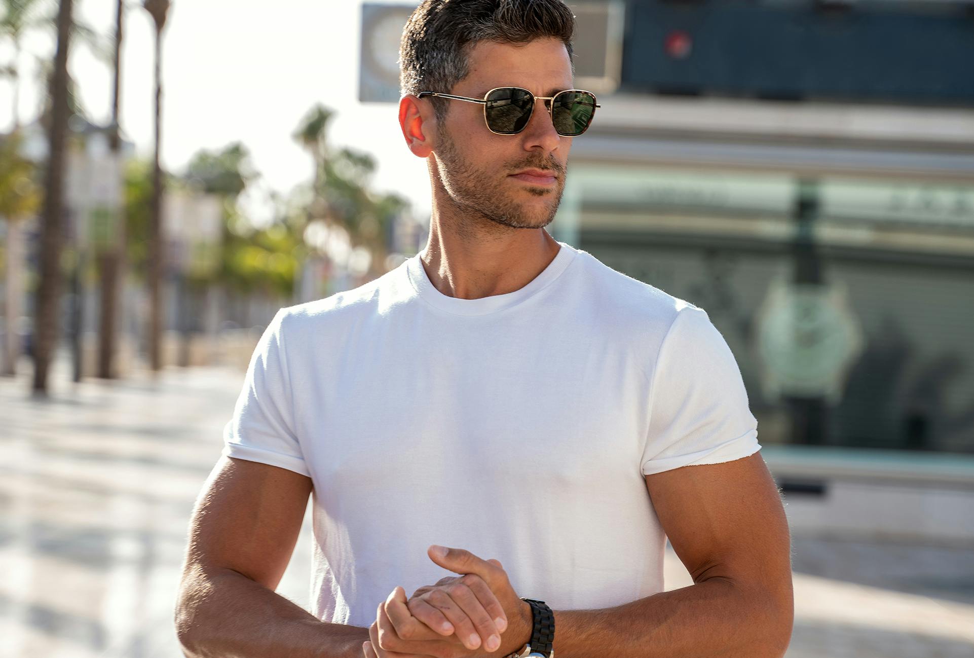 Man wearing a white shirt and sunglasses