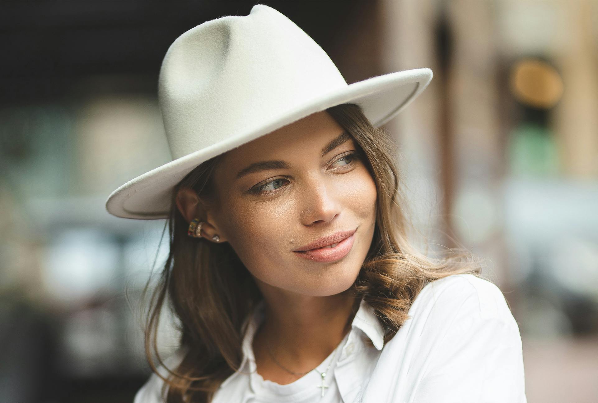 Woman wearing a white hat