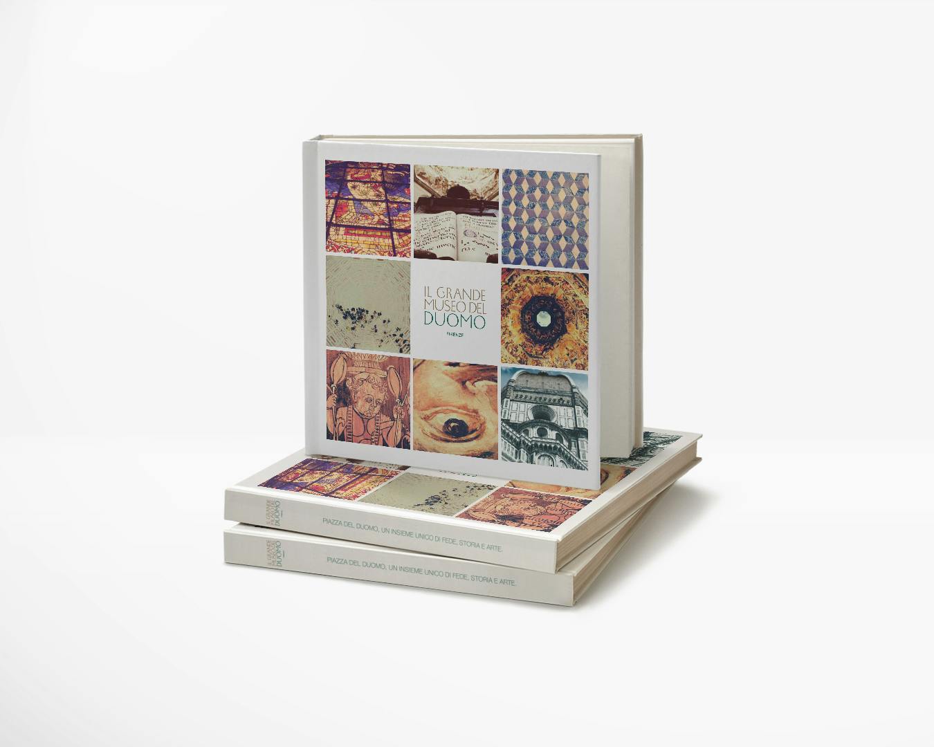 Due libri fotografici con copertina rigida, uno in piedi e due sovrapposti, presentano immagini artistiche e illustrazioni architettoniche, ambientati su uno sfondo bianco.