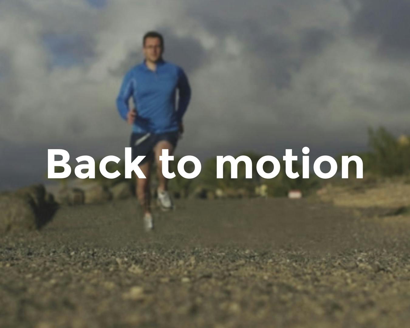 Un uomo in tenuta da corsa blu corre su un sentiero ghiaioso sotto un cielo nuvoloso, con cespugli verdi a destra e la scritta "Back to motion" sovrapposta all'immagine.