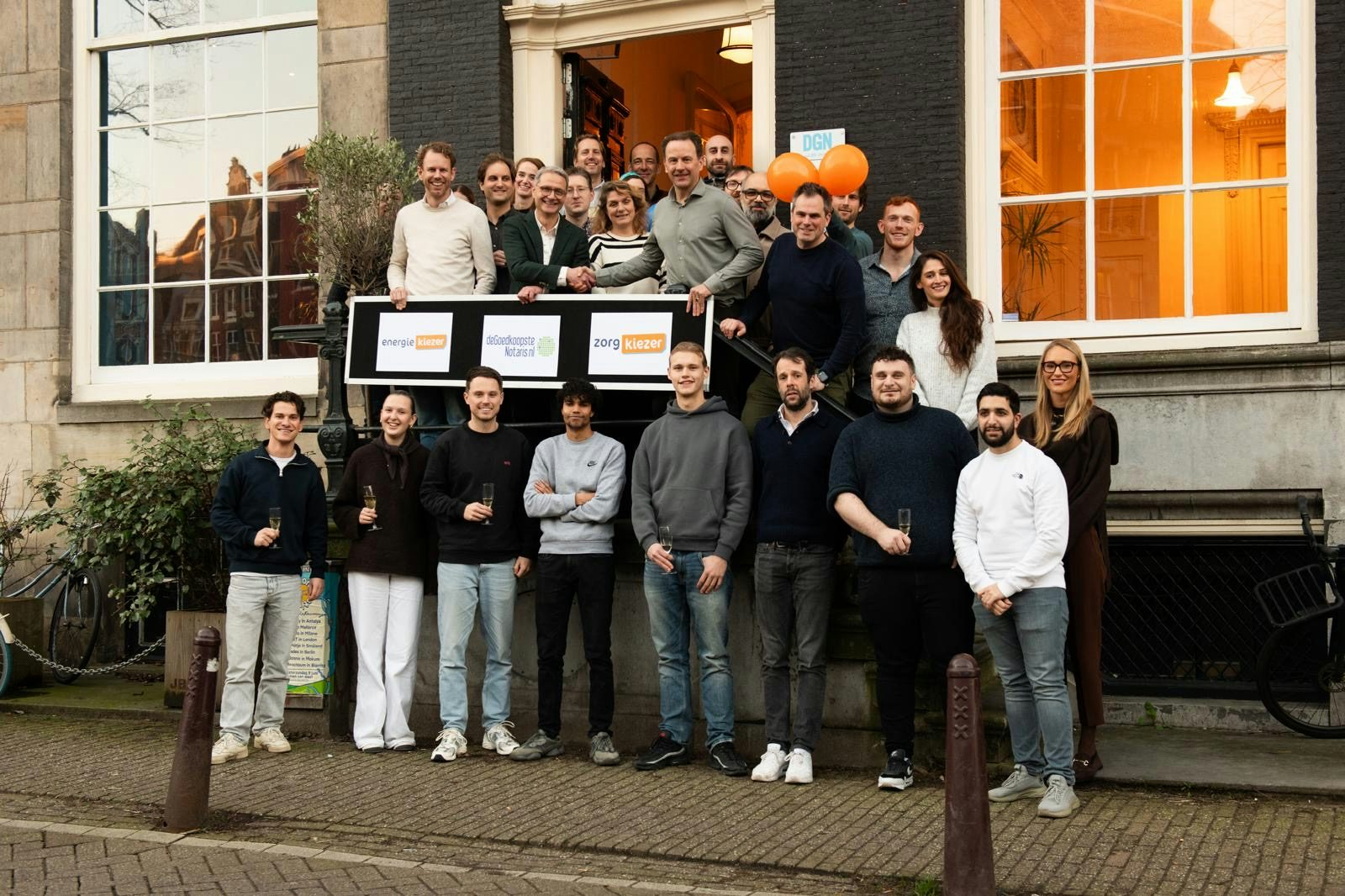 Foto van het ZorgKiezer team wat voor het bedrijfspand staat