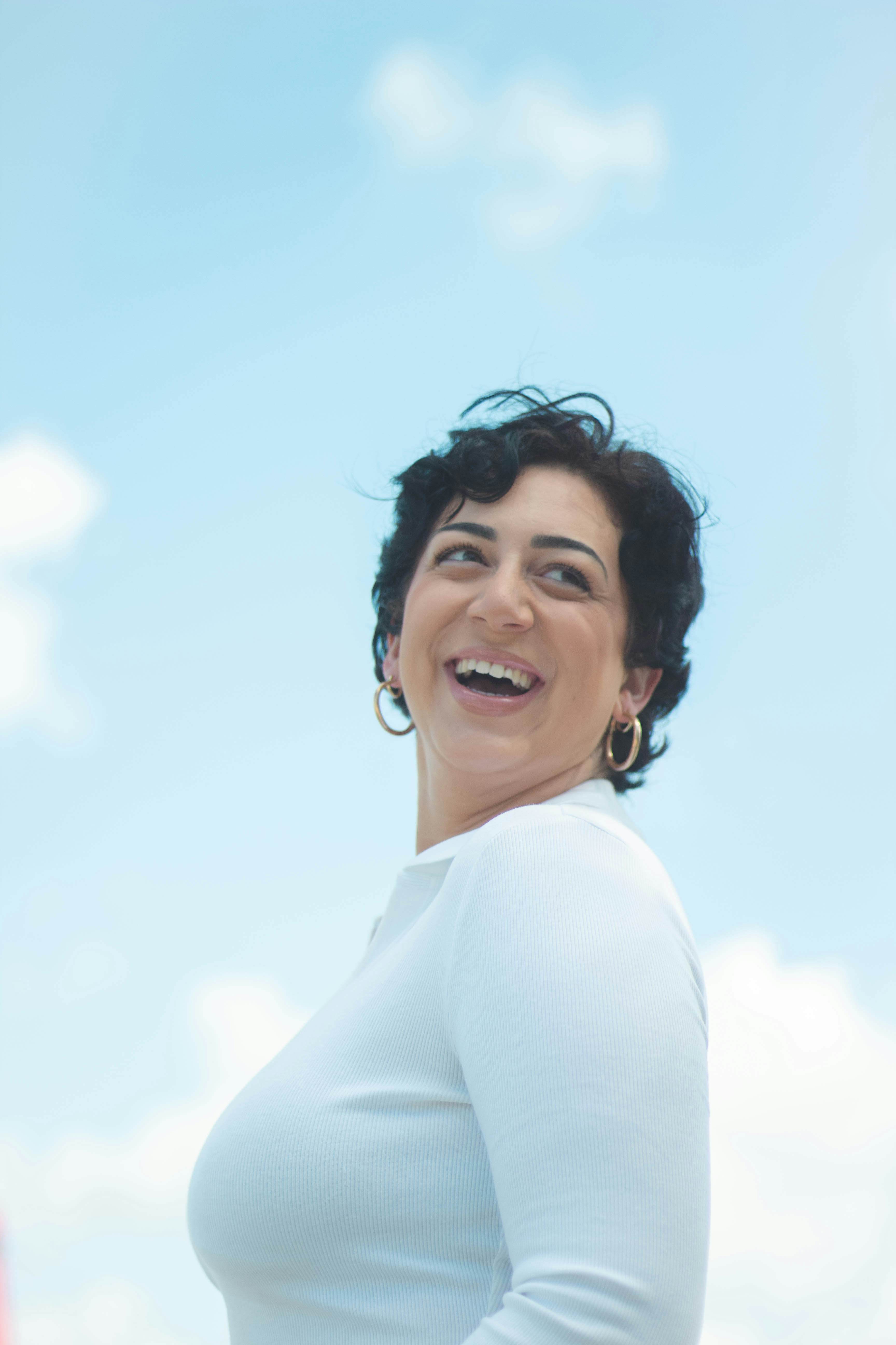 Ambre from inhouse marketeers posing in front of a sunny background