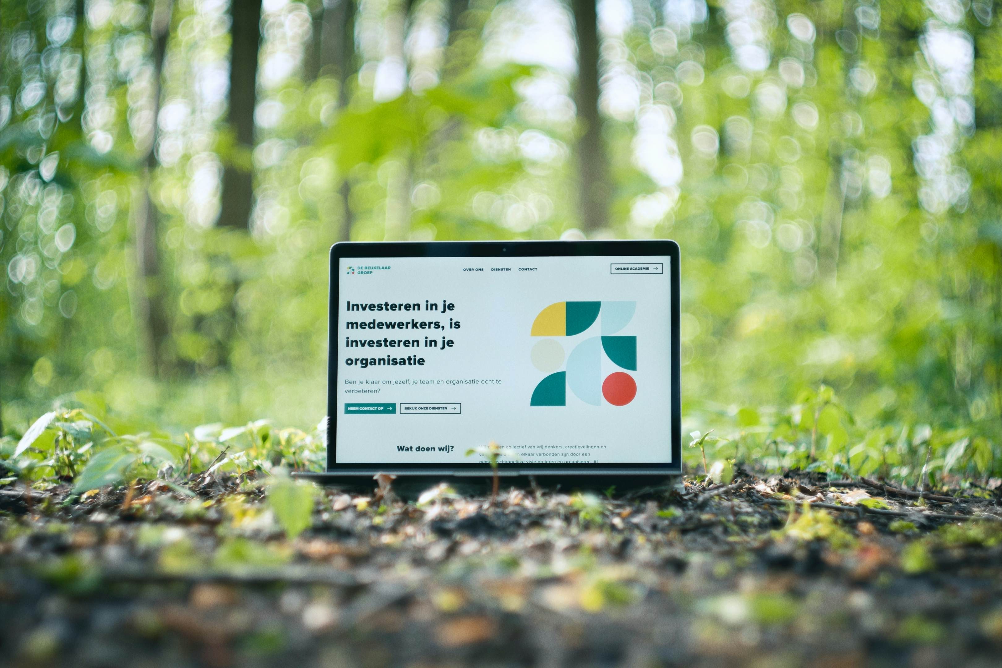 Laptop with De Beukelaar Groep website in the woods.