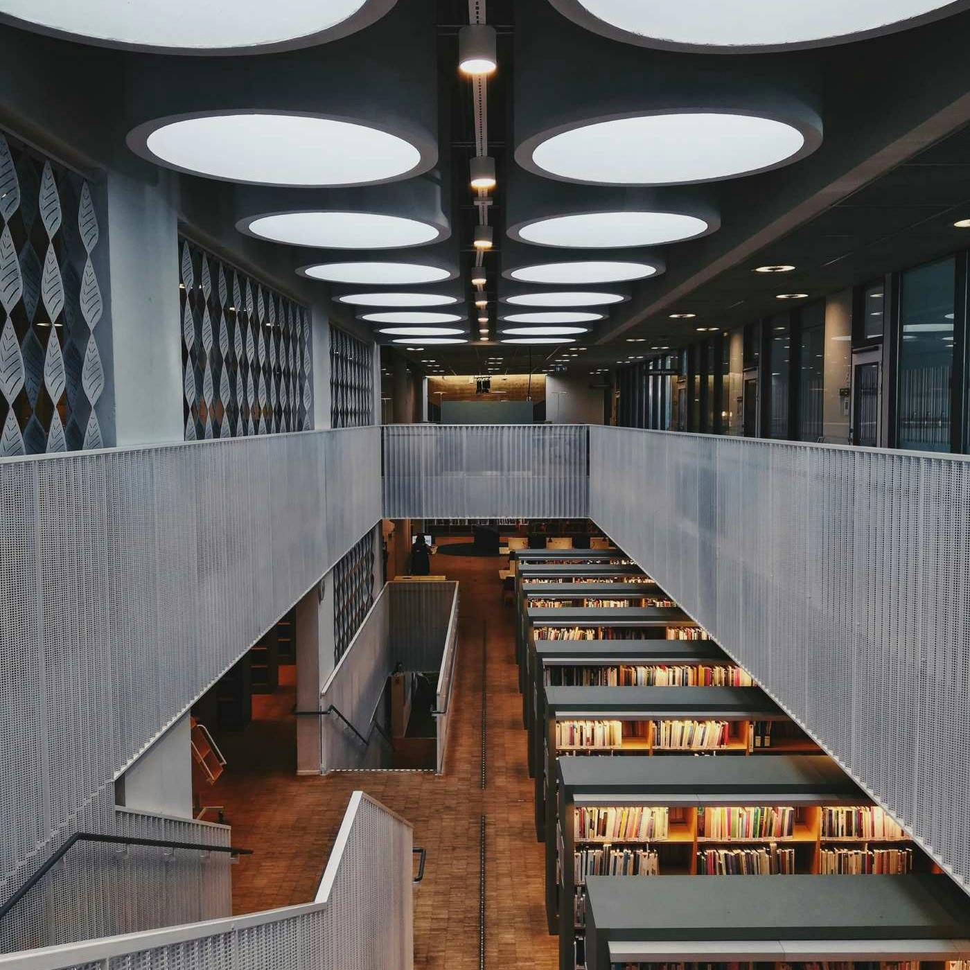 La foto di un corridoio di una libreria universitaria visto dalle scale al primo piano.