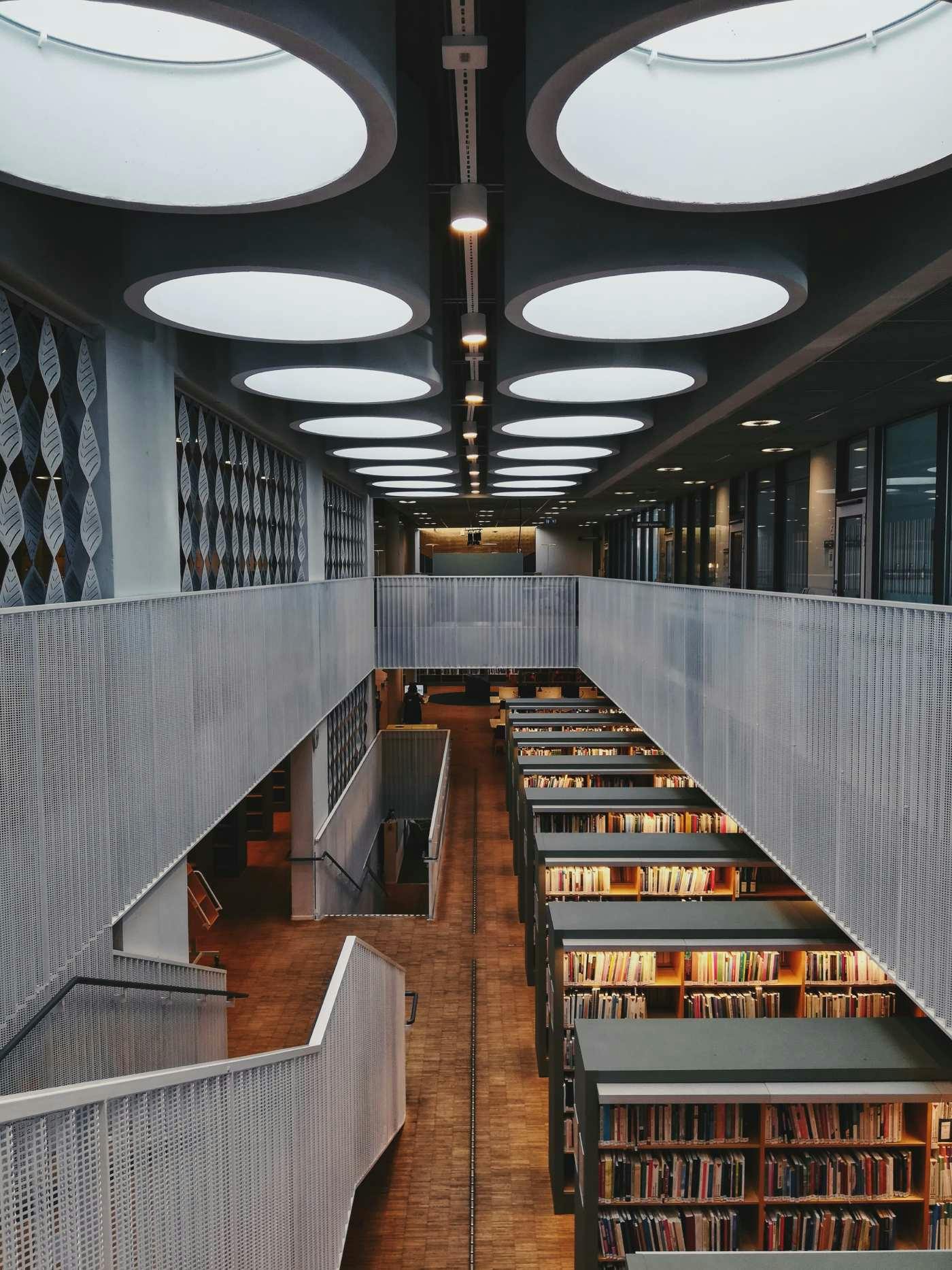 La foto di un corridoio di una libreria universitaria visto dalle scale al primo piano.