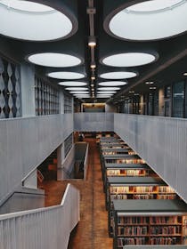 La foto di un corridoio di una libreria universitaria visto dalle scale al primo piano.