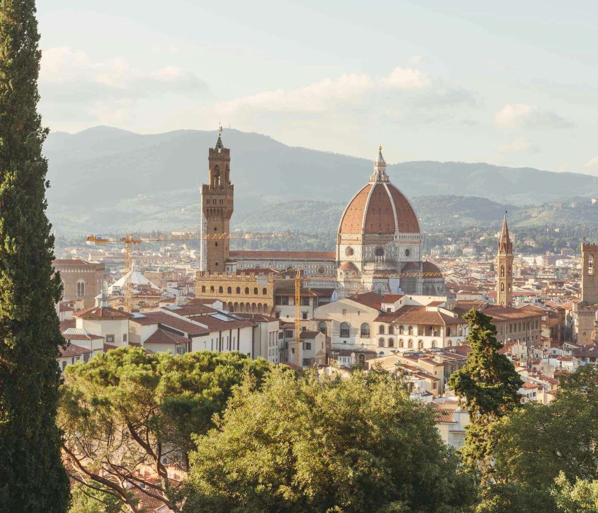Una foto del Duomo di Firenze e del centro storico visti dal Piazzale Michelangelo