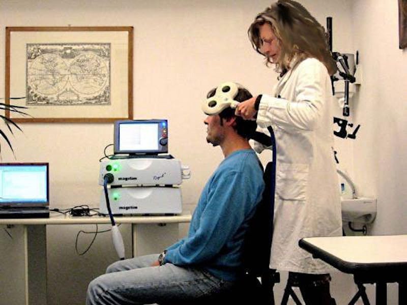 Specialista e paziente durante la terapia RTMS dall'Istituto di Neuroscienze
