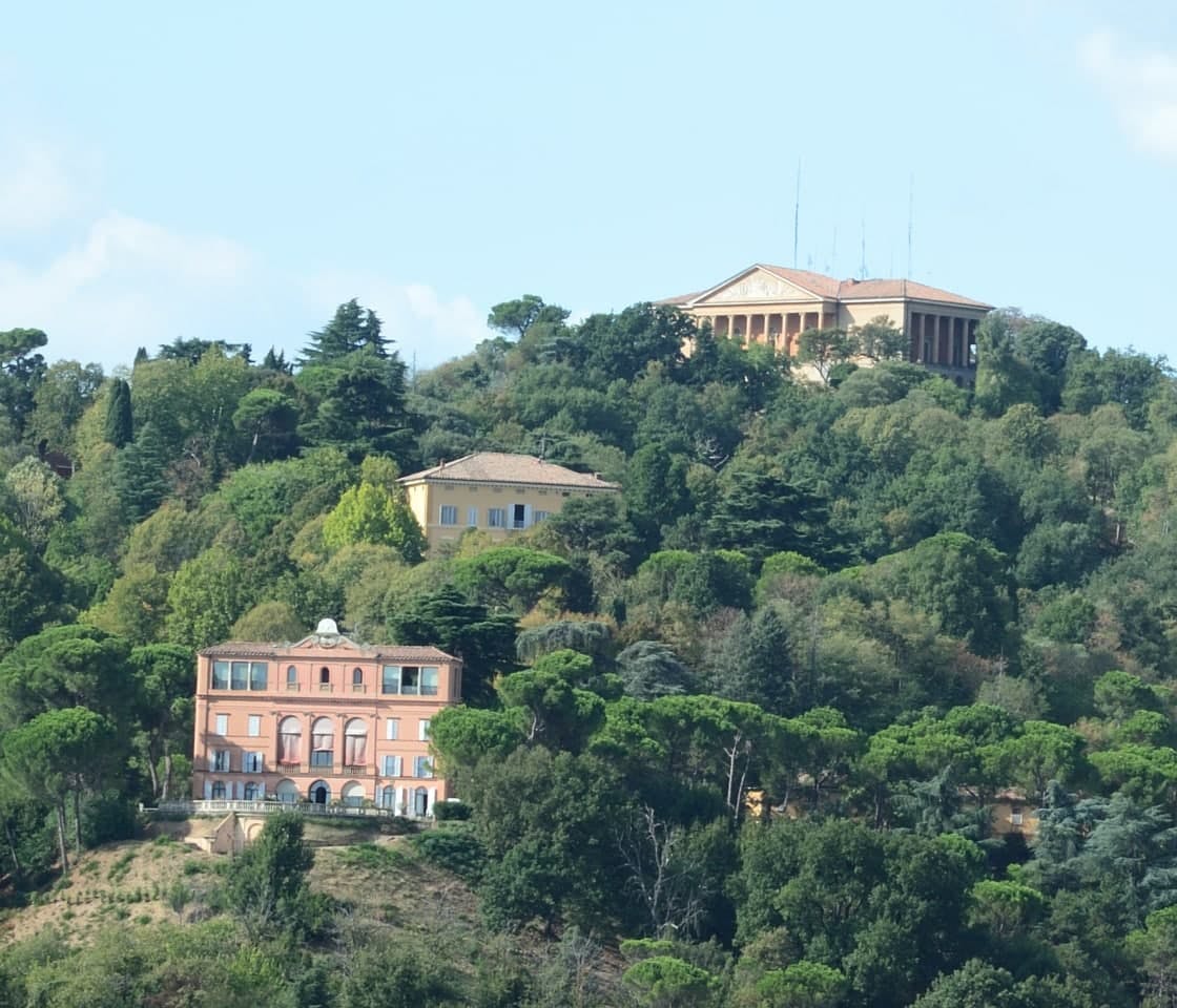 Foto di Villa Baruzziana a Bologna sulla collina